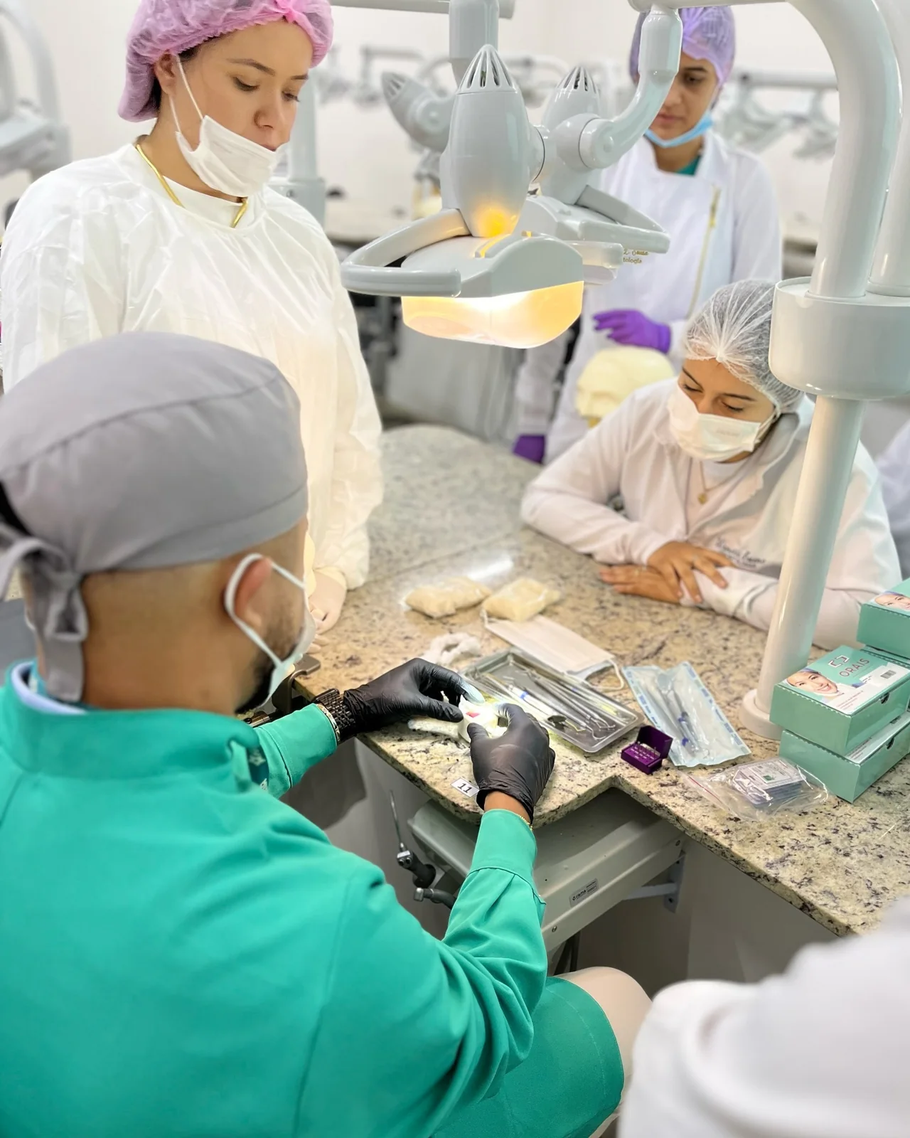 Bastidores de atendimento clínico e capacitação