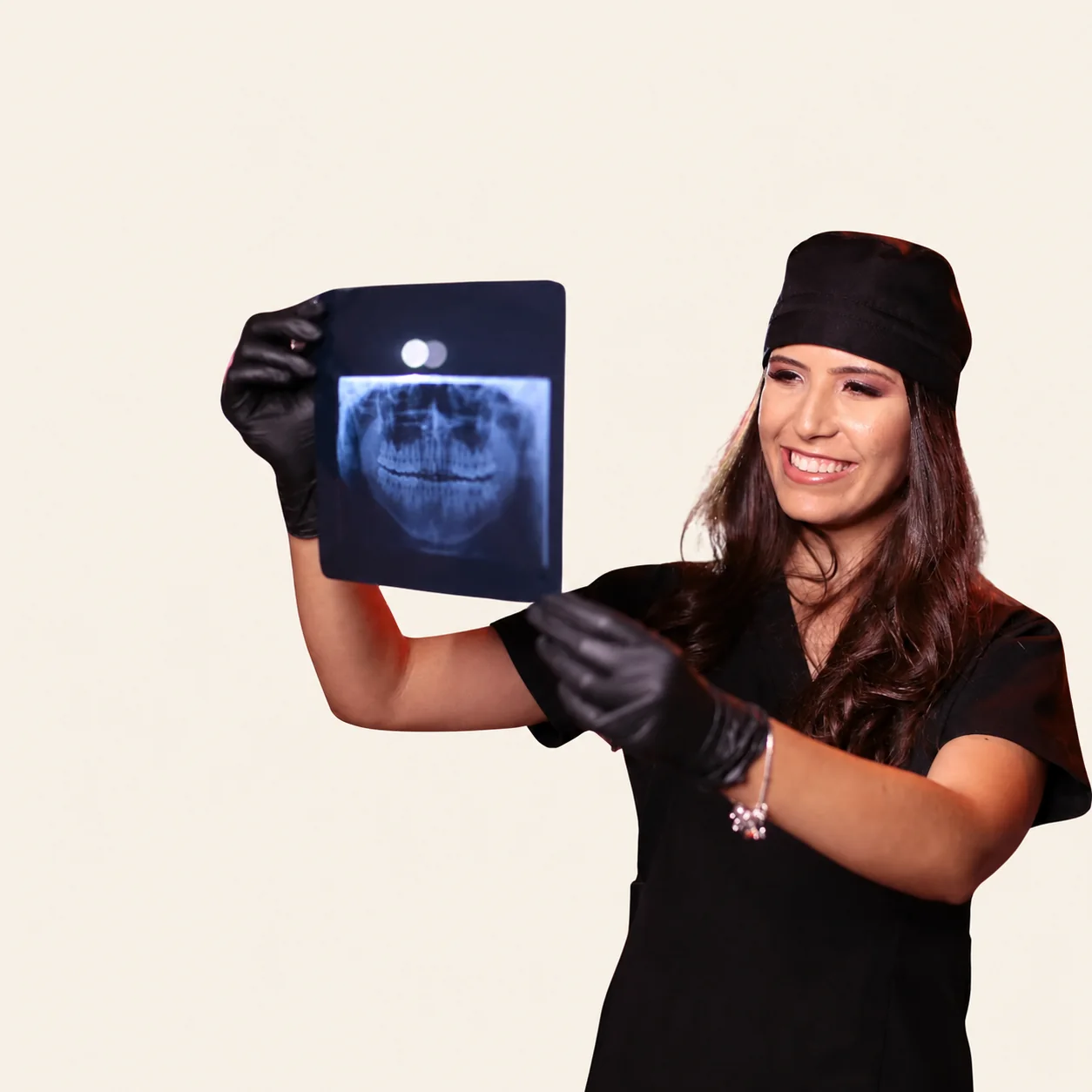 Profissional da Odonto Siim segurando radiografia panorâmica